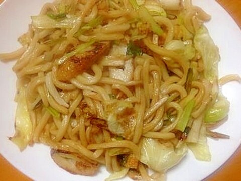 ゴボウ入りさつま揚げとちくわとキャベツの焼きうどん